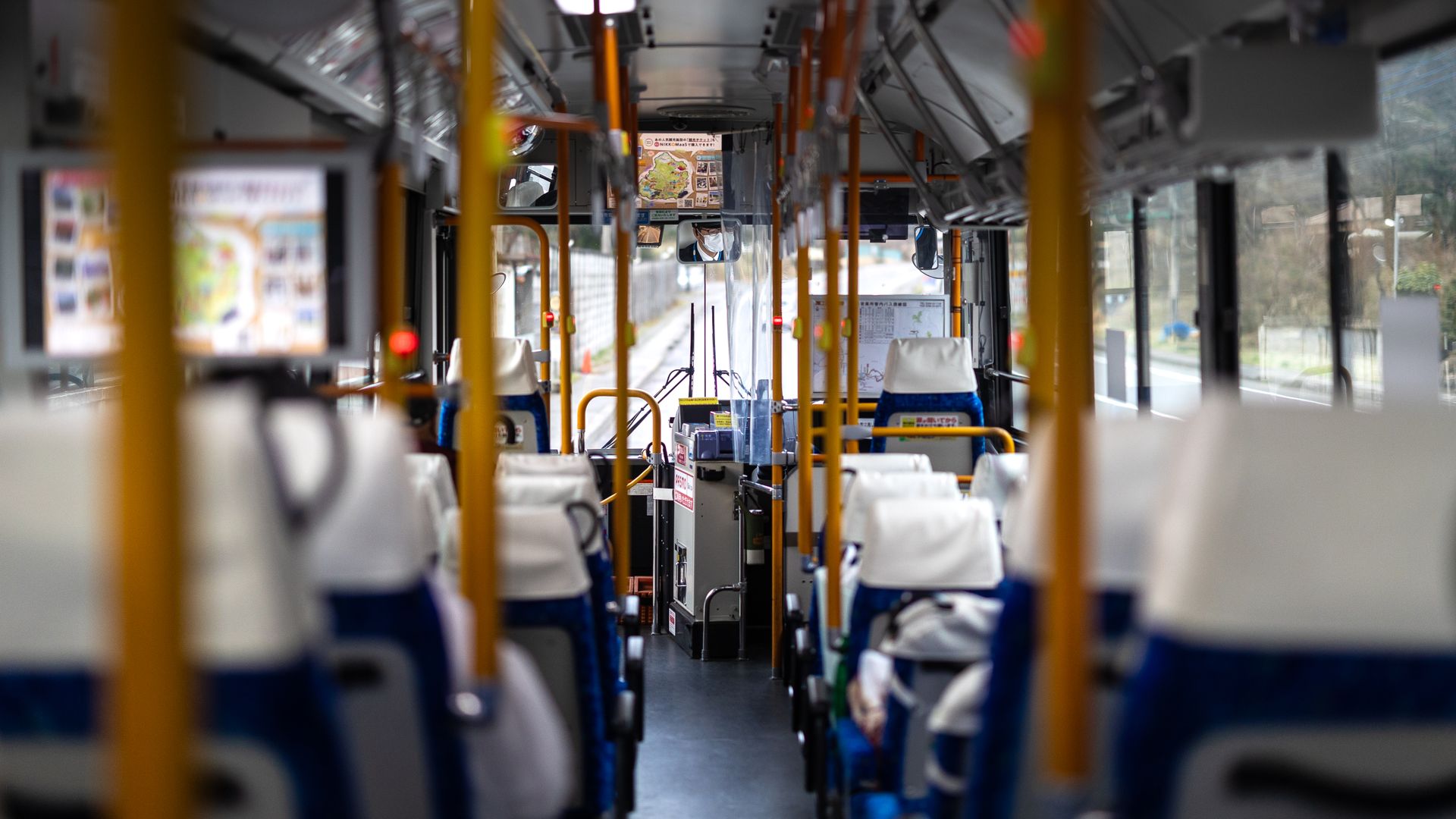 Interior cómodo de la flota con sillas y ventanas amplias