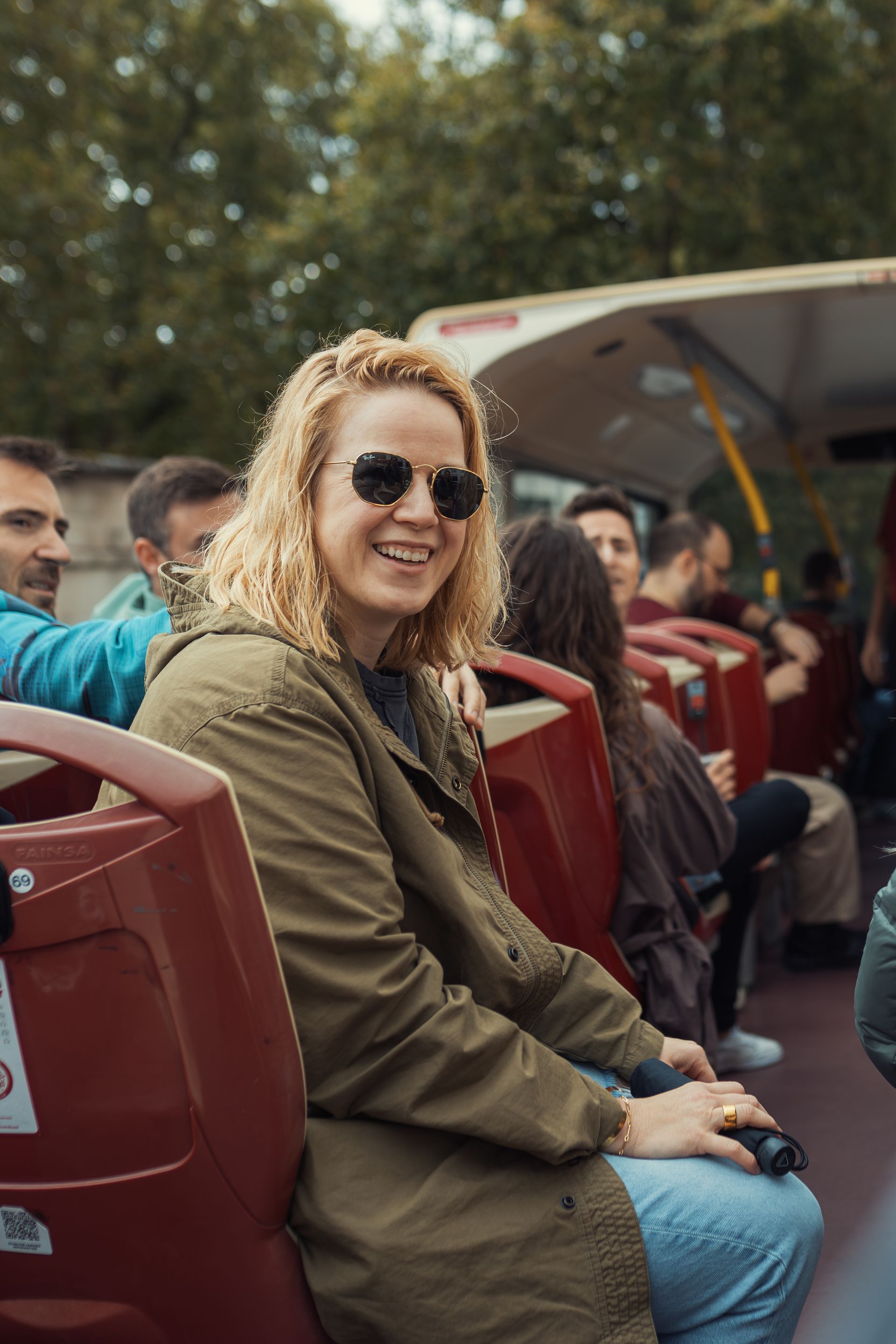 Grupo de turistas disfrutando un recorrido en bus